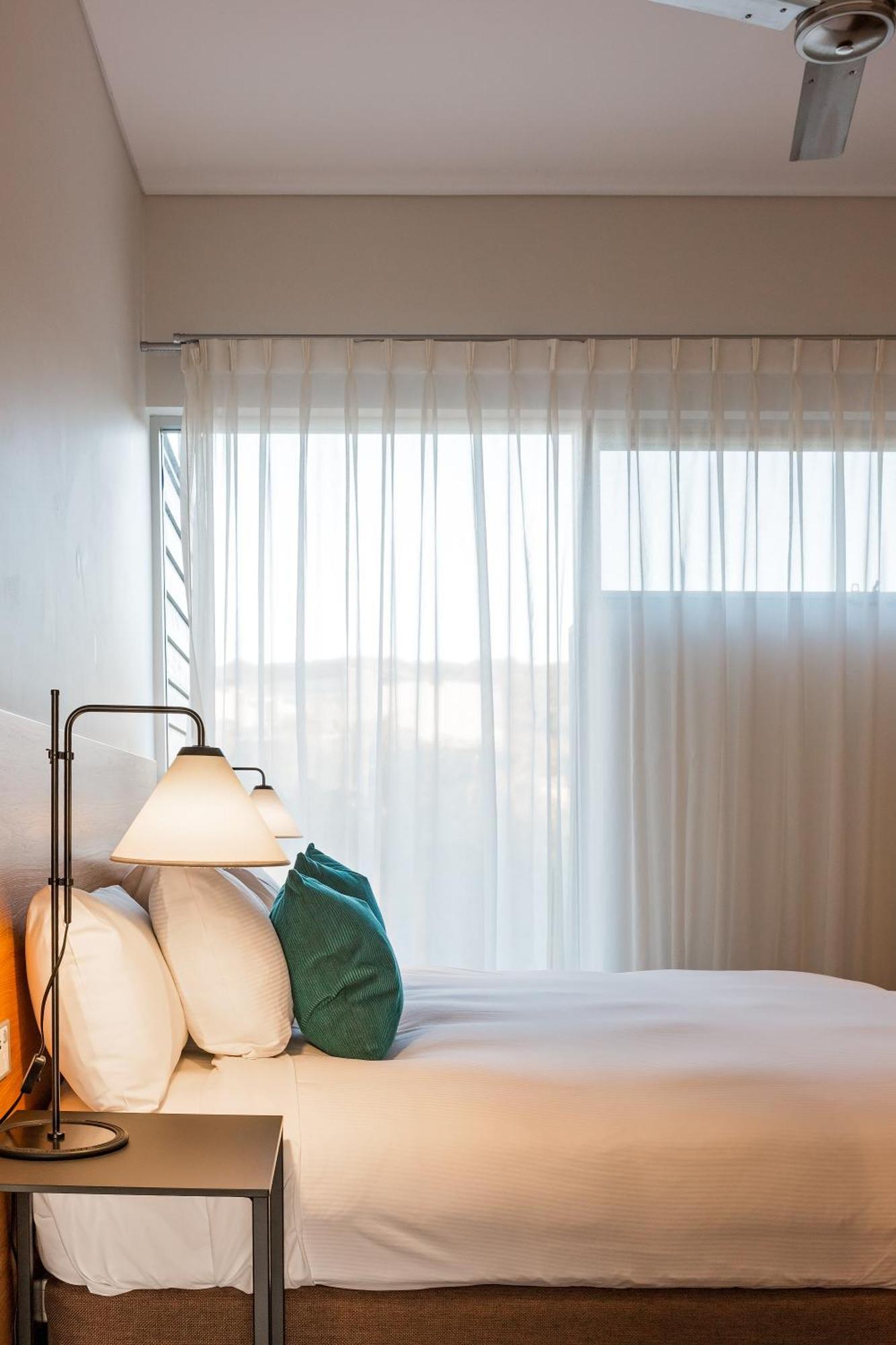 Smiths Beach Resort Yallingup Dış mekan fotoğraf A bedroom with a sheer curtain