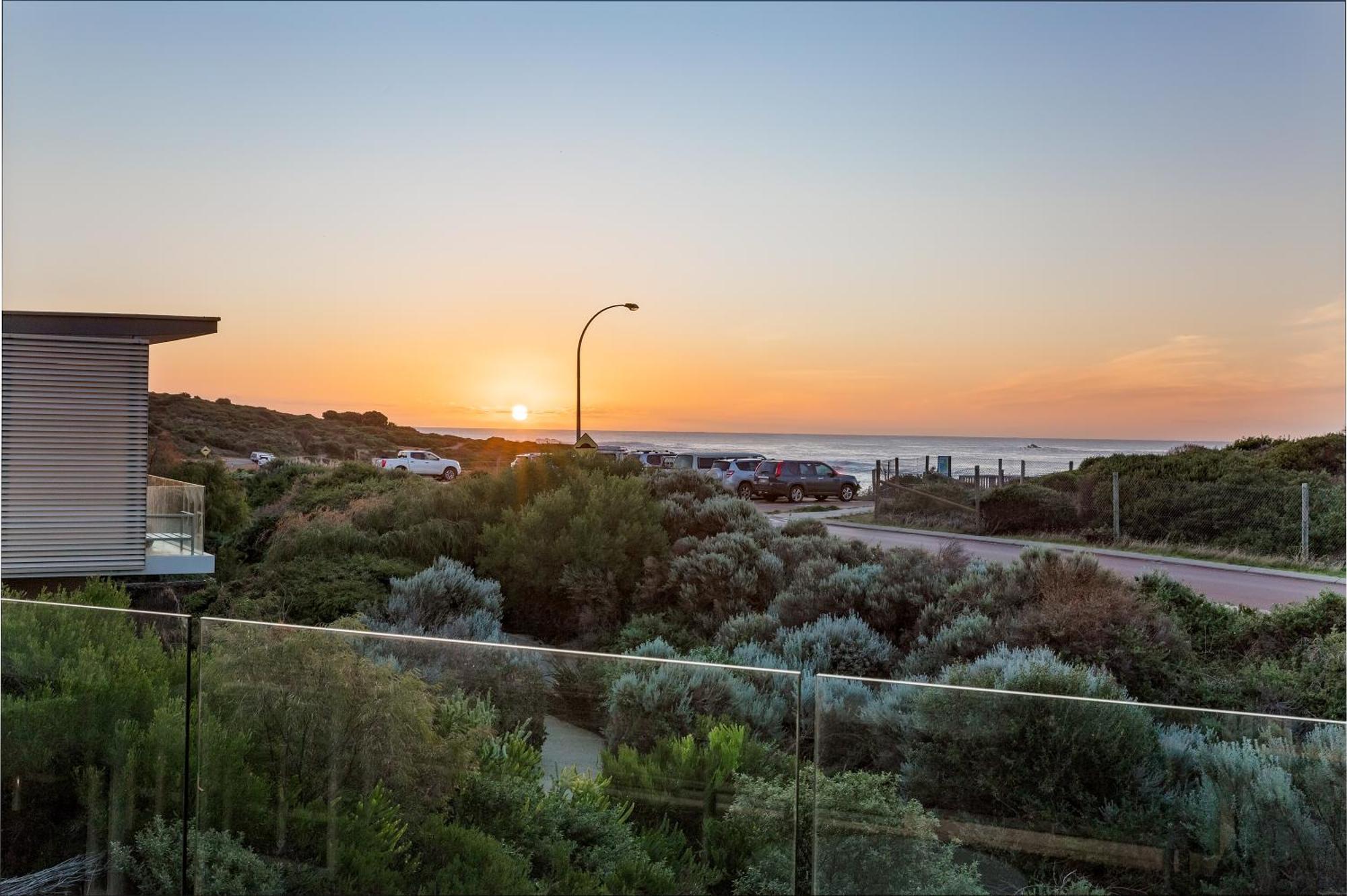 Smiths Beach Resort Yallingup Dış mekan fotoğraf Sunset at the Bay of Shoals
