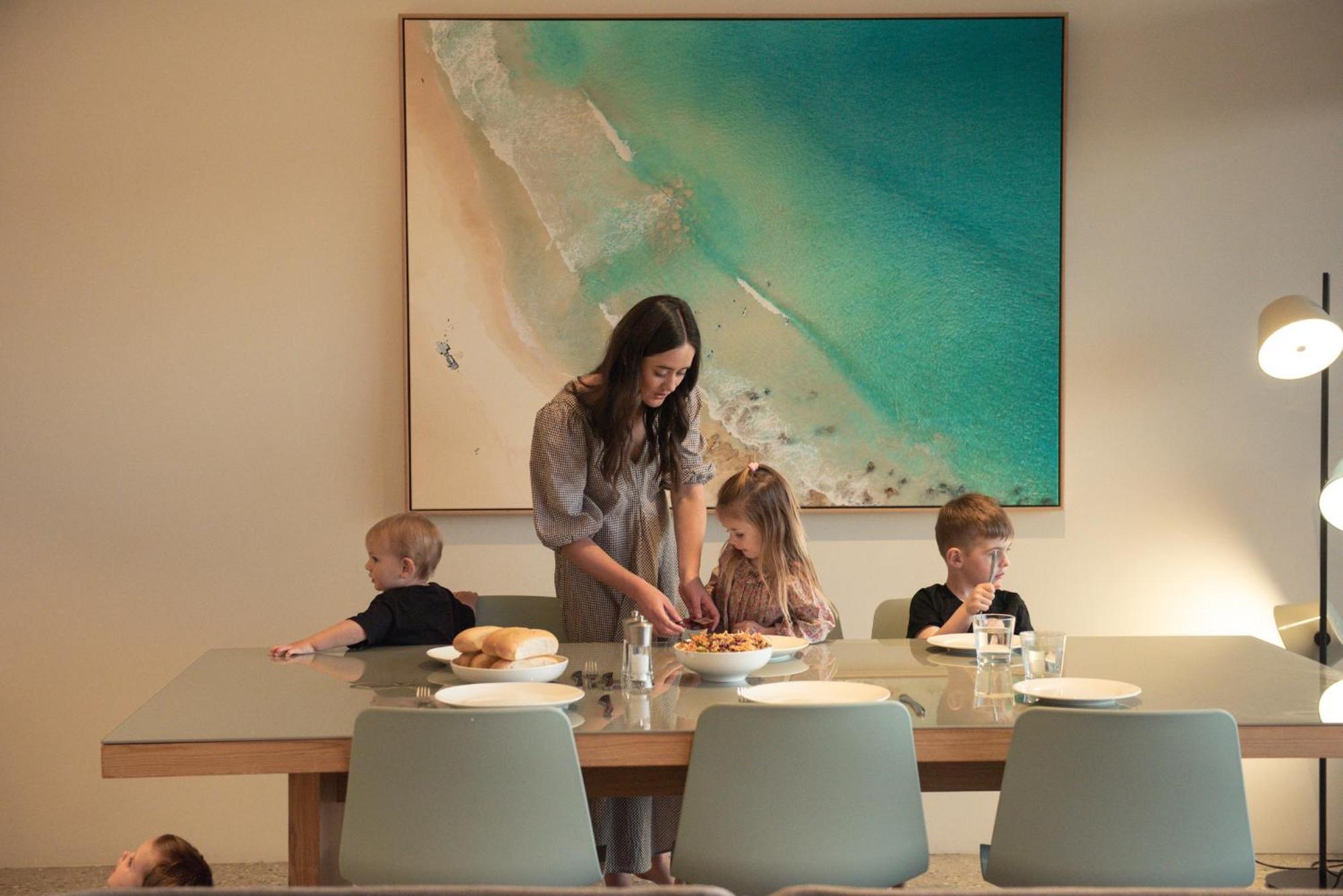 Smiths Beach Resort Yallingup Dış mekan fotoğraf A family at the dining table
